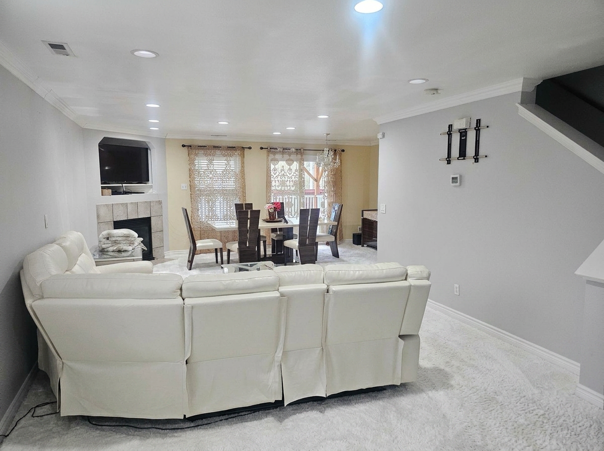 Sitting room with white carpet and soft daylight